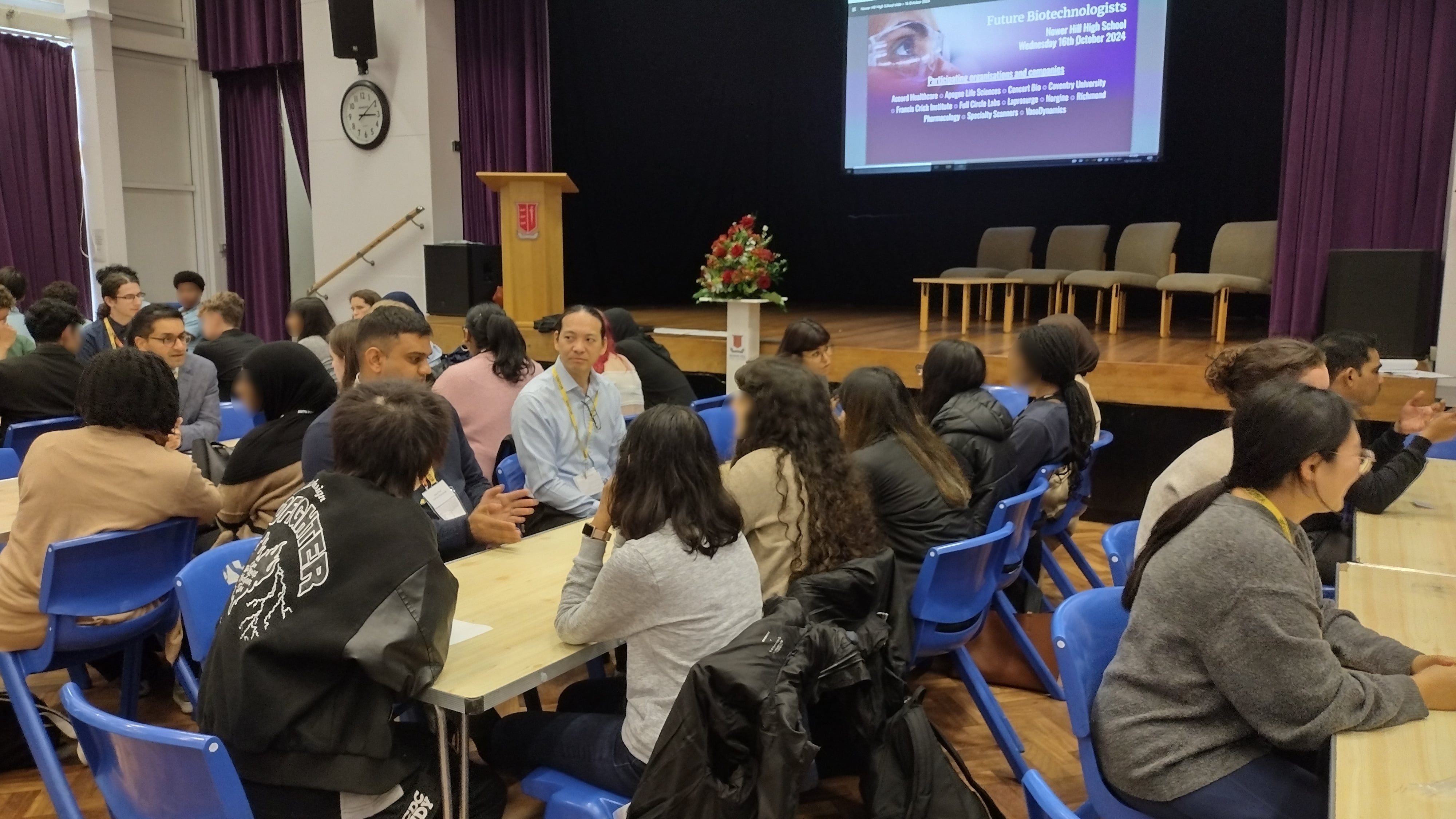 A picture of students and volunteers during the caroussel session