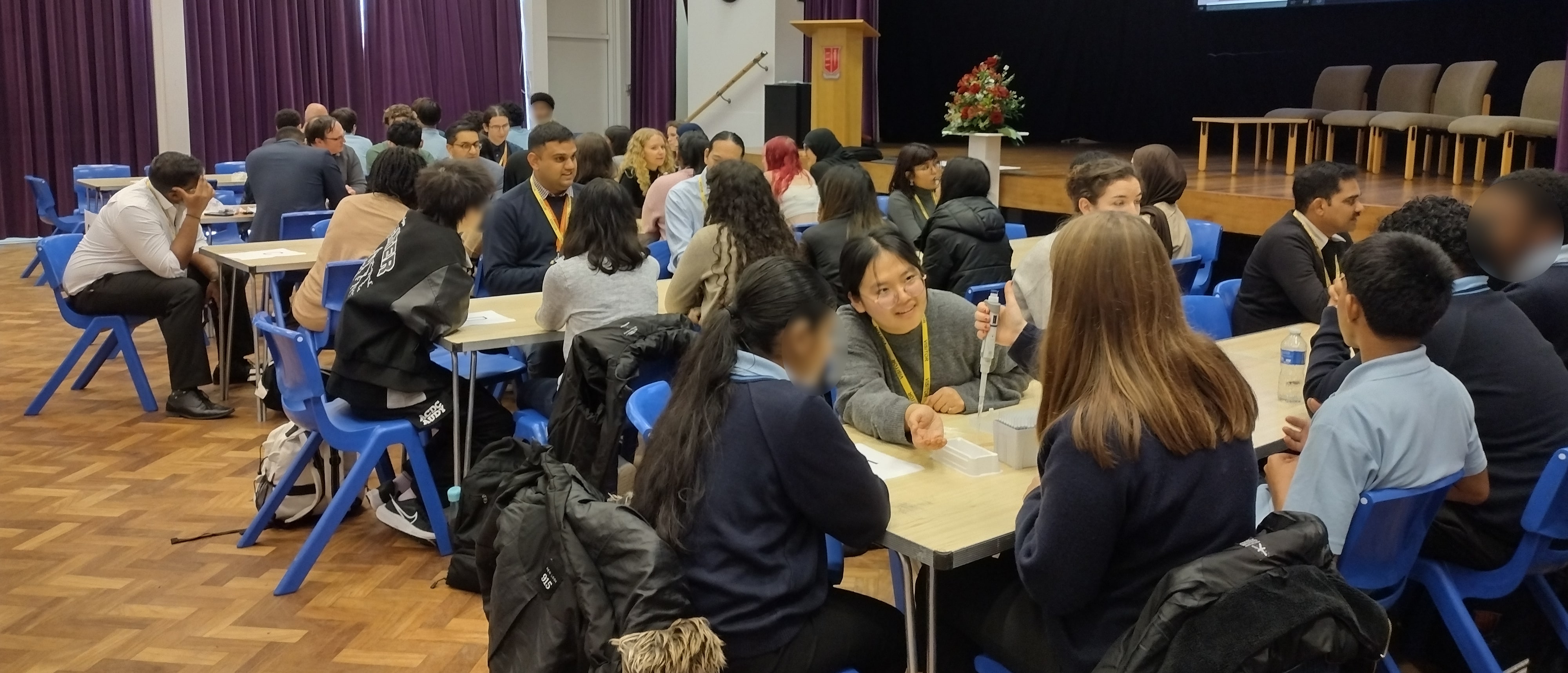 A picture of students and volunteers during the caroussel session