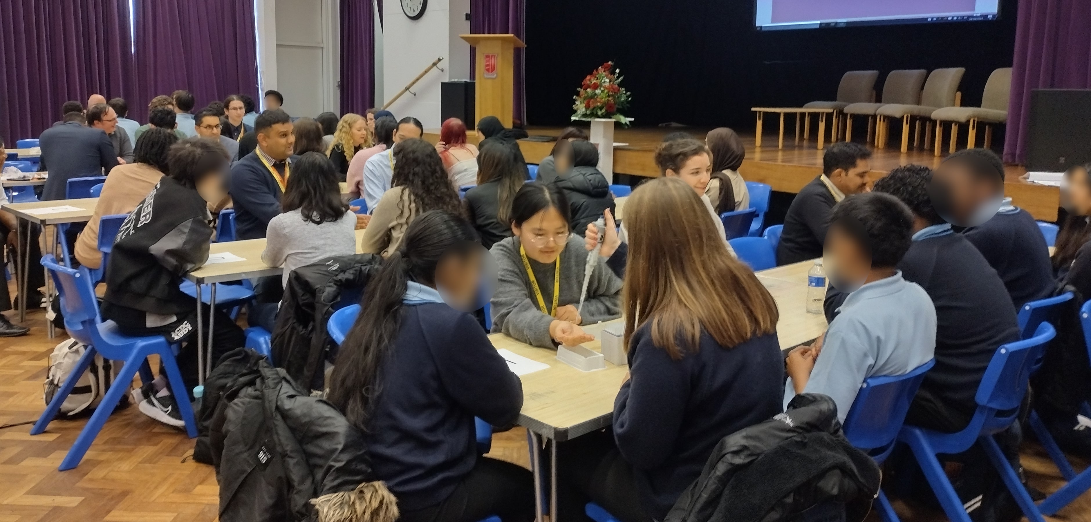 A picture of students and volunteers during the caroussel session