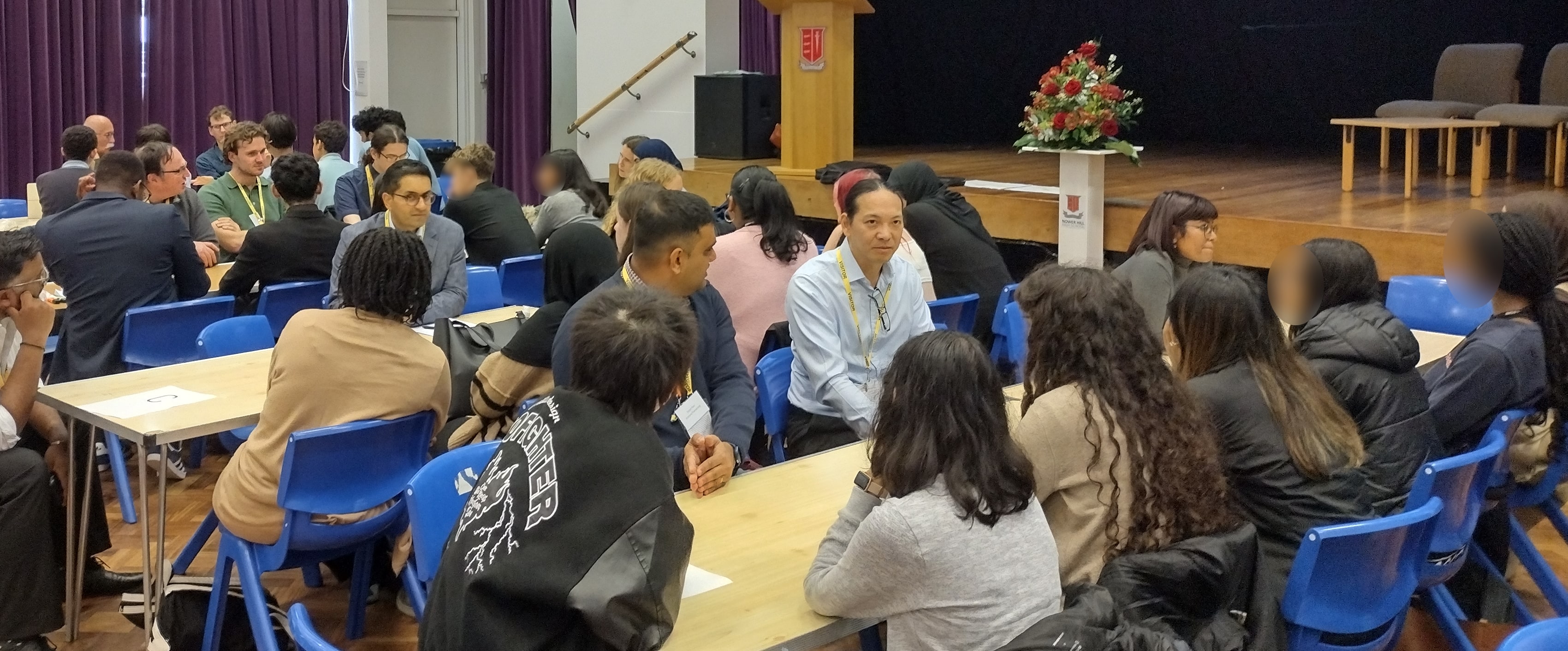 A picture of students and volunteers during the caroussel session