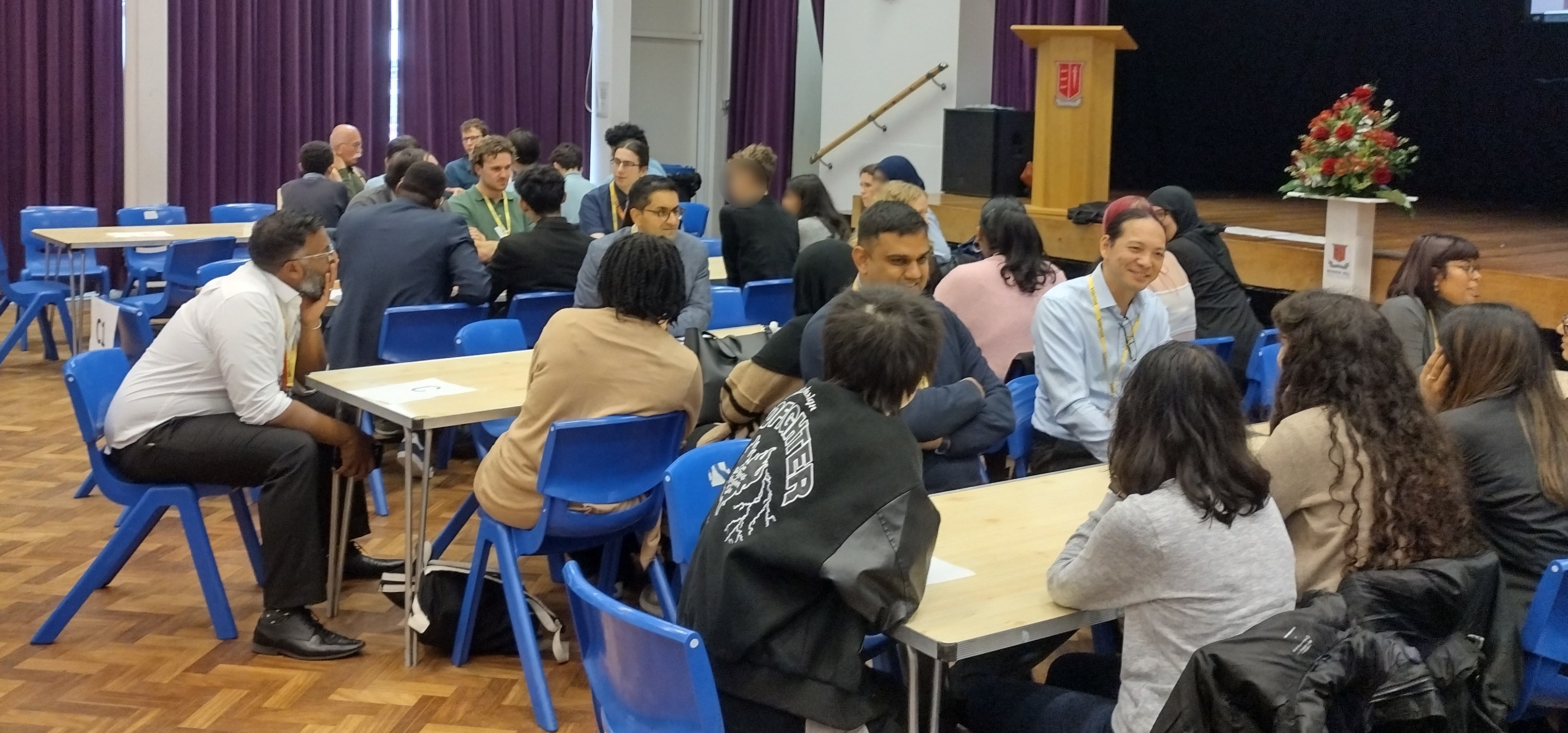 A picture of students and volunteers during the caroussel session