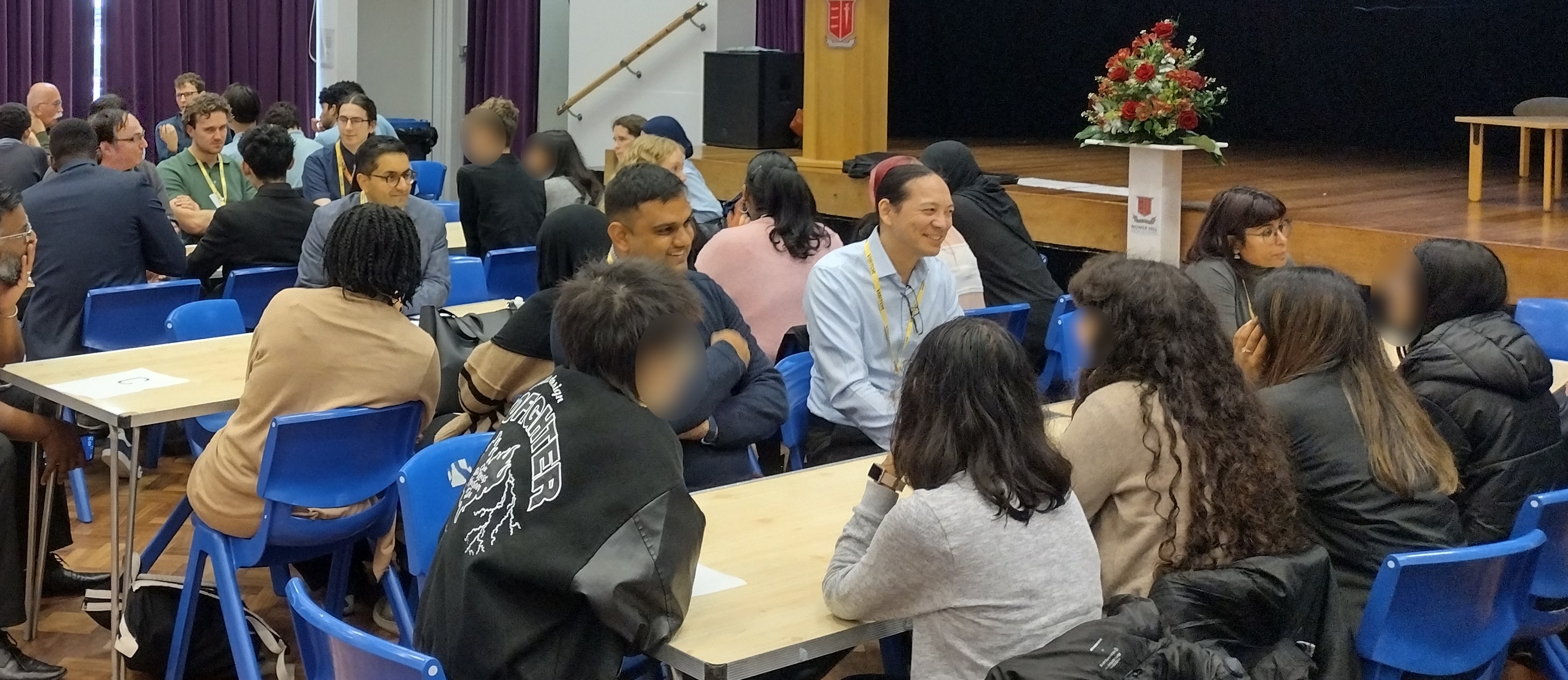 A picture of students and volunteers during the caroussel session