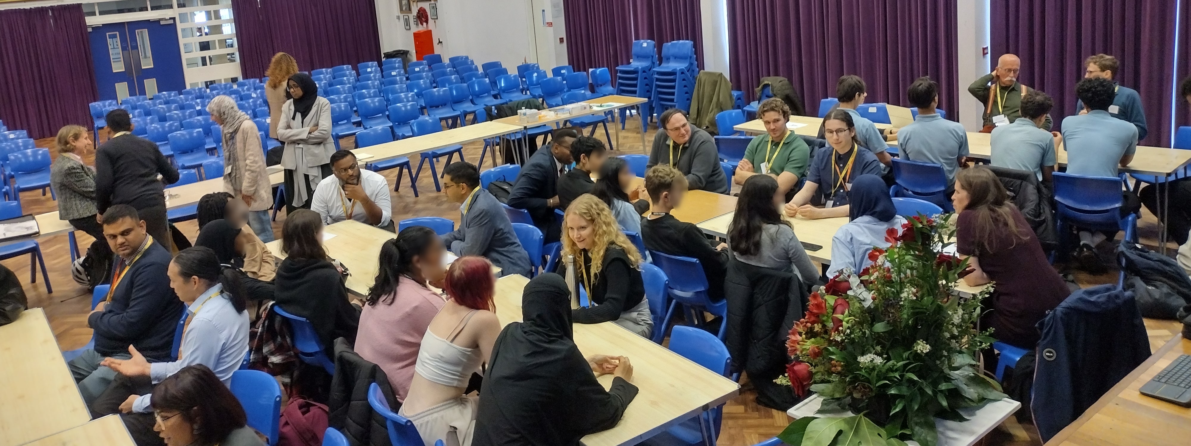 A picture of students and volunteers during the caroussel session