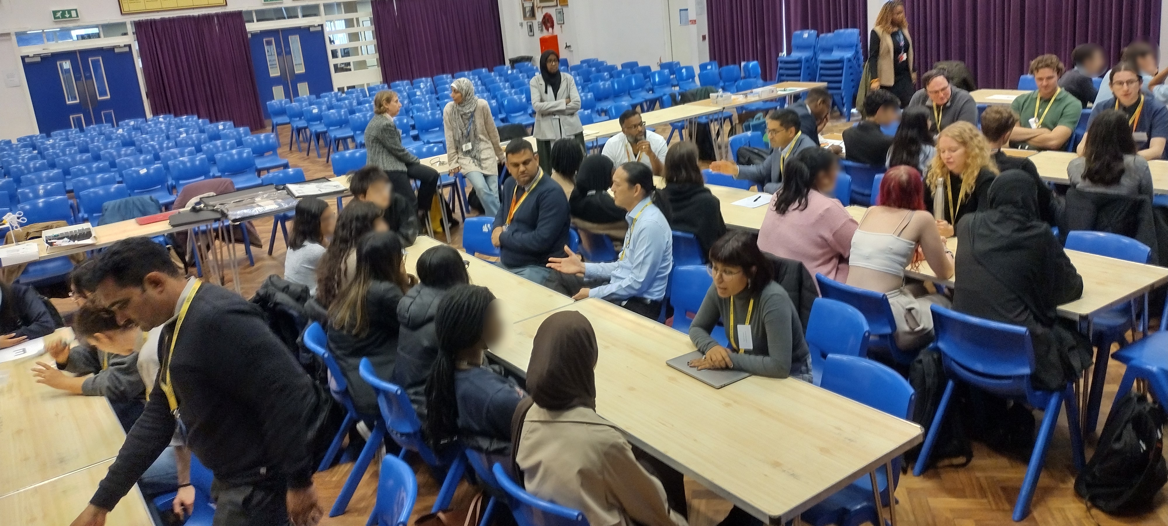 A picture of students and volunteers during the caroussel session