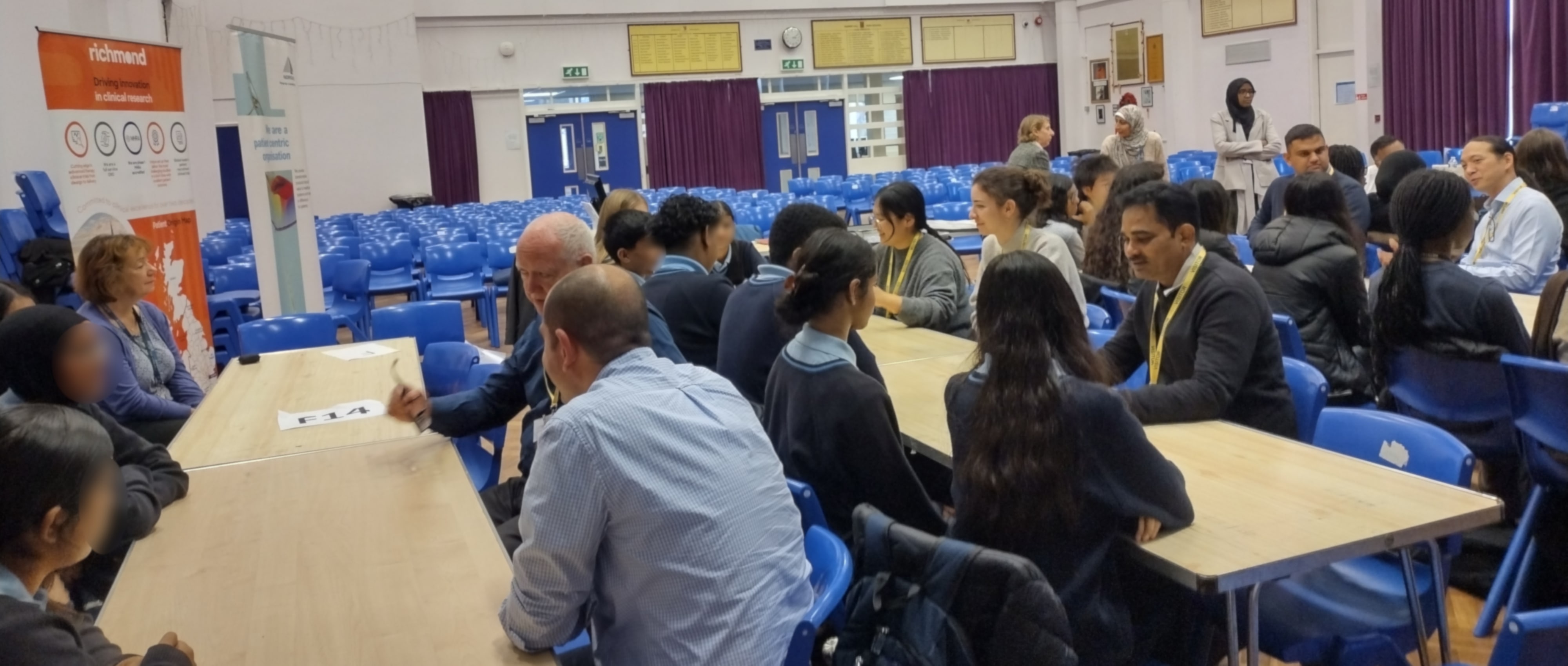 A picture of students and volunteers during the caroussel session