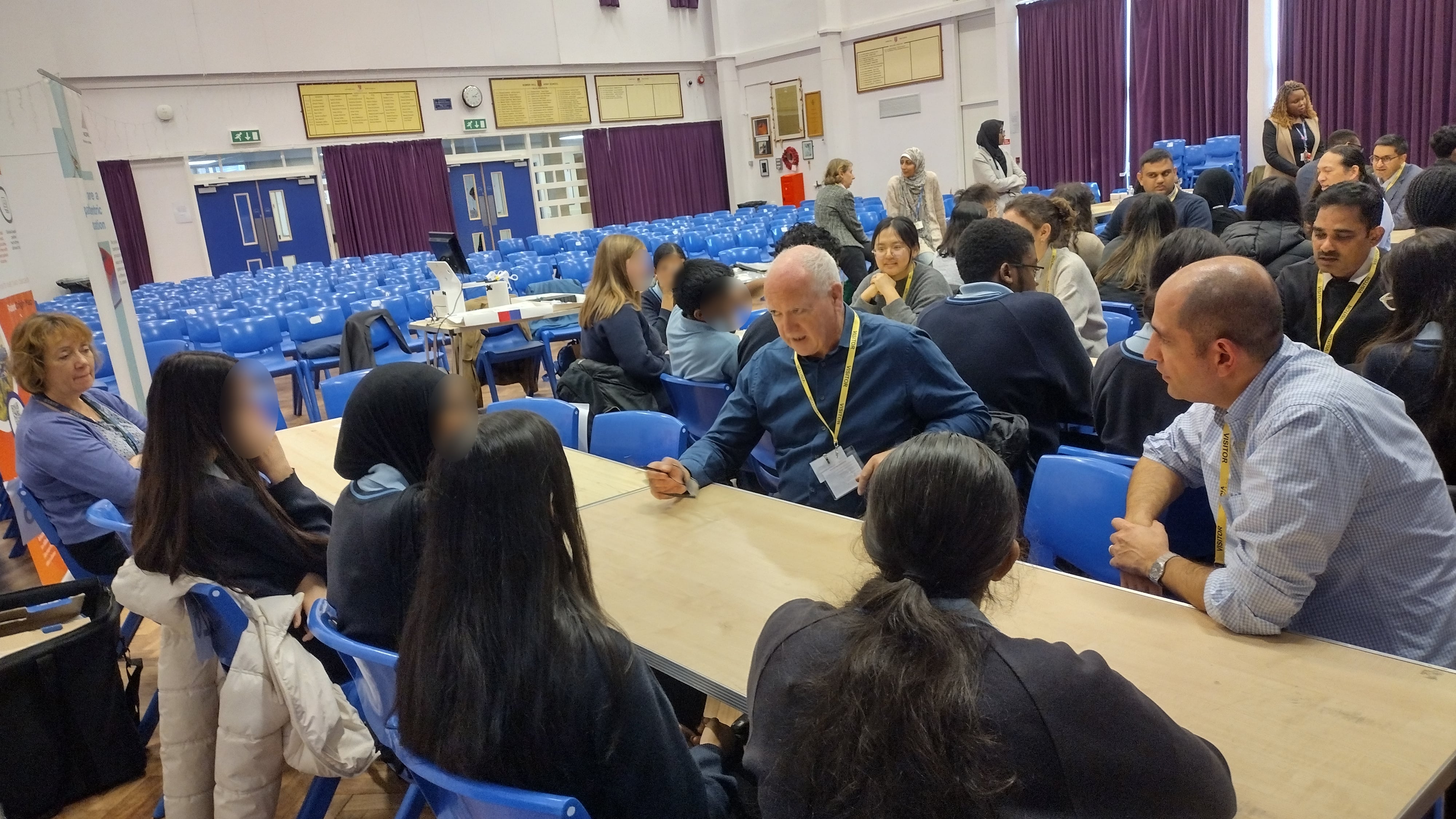 A picture of students and volunteers during the caroussel session