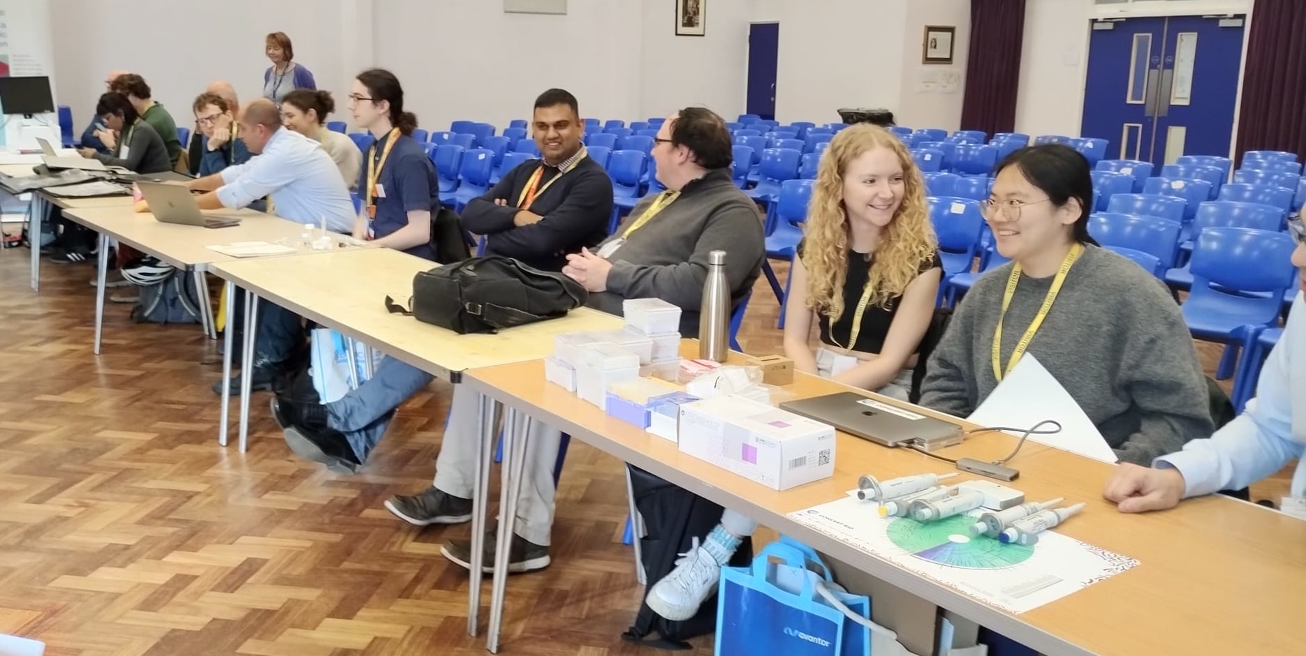 A picture of students and volunteers during the caroussel session