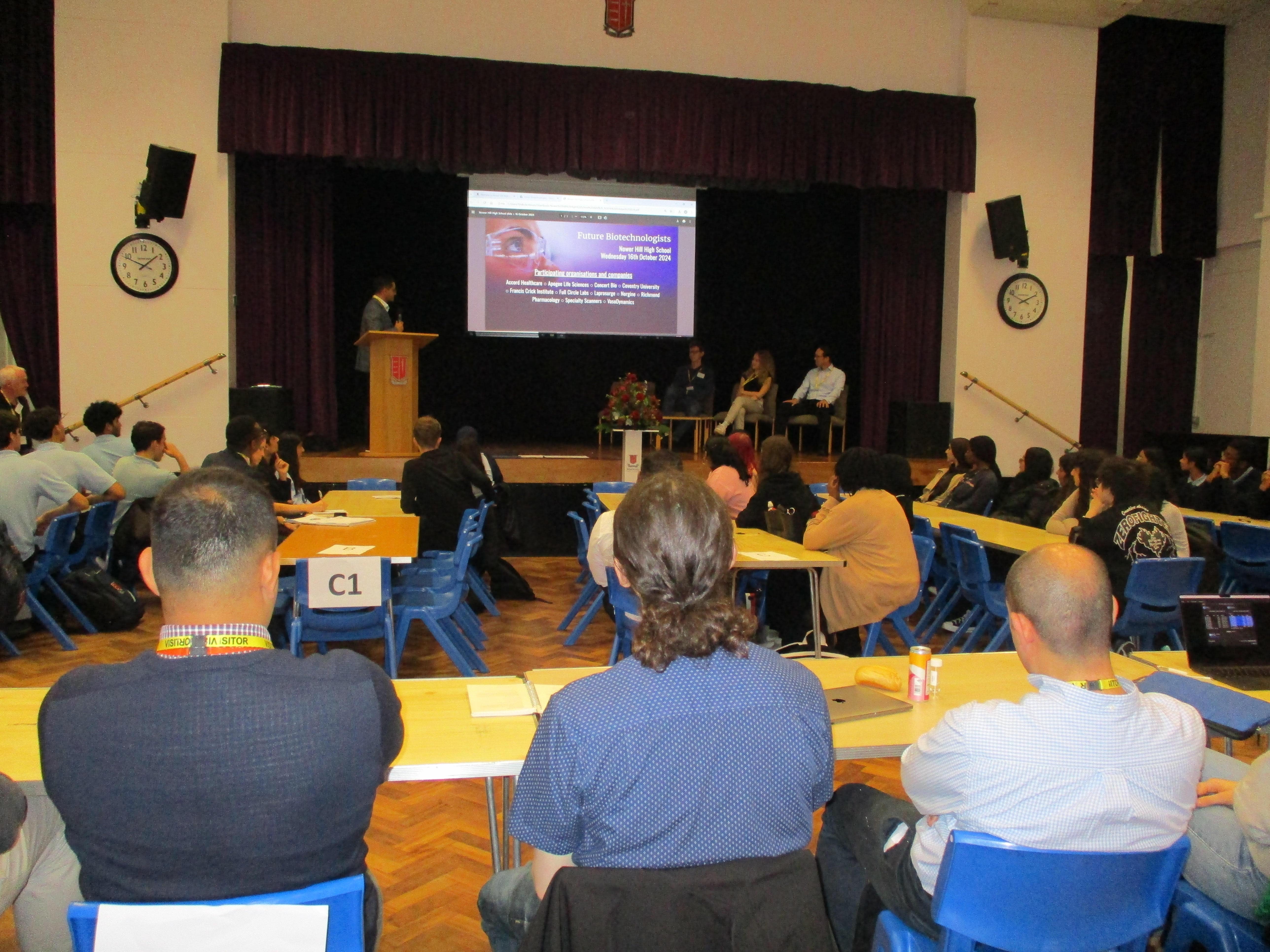 A picture of students and volunteers during the caroussel session